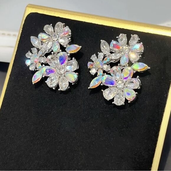 🌸 NEW Elegant Silver Crystal Floral Earrings 🌸 - Picture 3 of 6